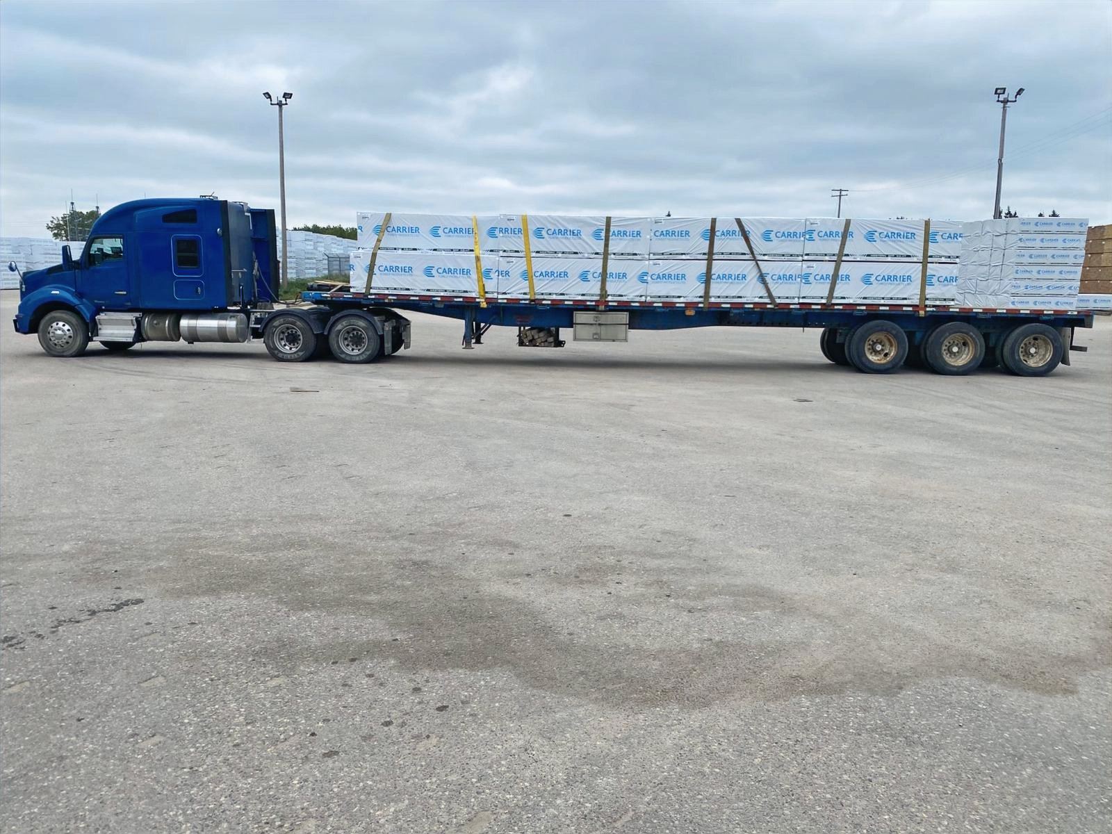 Novalight truck with a fully loaded quad-axle flatbed